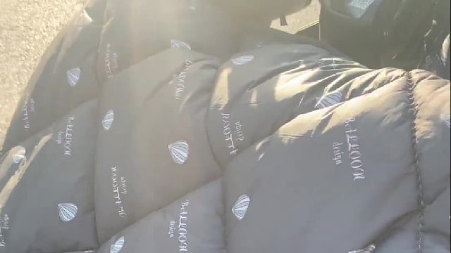 骑了有二里路了，吓死我了碰到我手上怎么毛毛的，要是我有心脏病估计送医院了