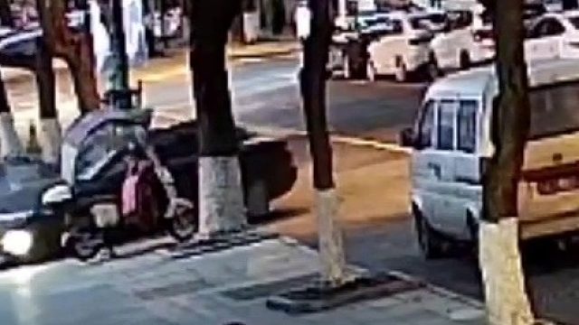 司机驾照是怎么来的，把路人吓的