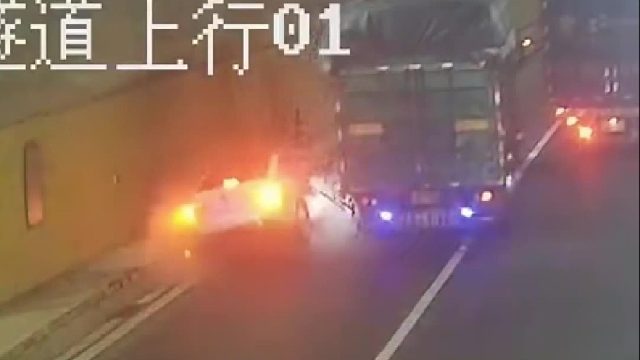 货车高速隧道内违法变道，挤压小车负全责！