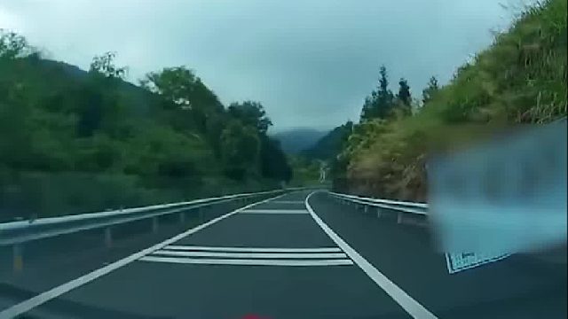 小车匝道行驶车速过快，刚提的新车“撞惨”了