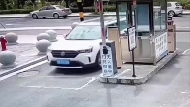 白车司机为了避免停车费，竟然使出如此手段，令我三观震惊！