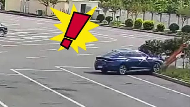 儿子赌气驾车撞公路设施！