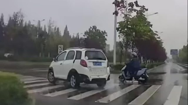 女子开车调头感觉不对劲，竟然是......