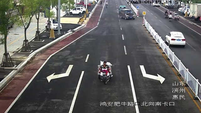 面包车行车途中连续变道转弯不减速，怀直行的轿车发生事故！