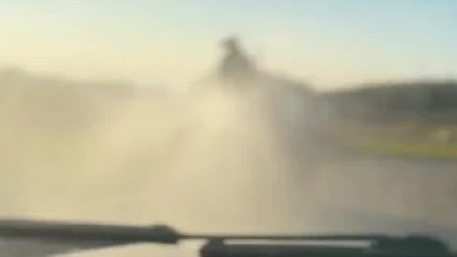 本想借小哥的水洗洗车，结果…网友：不能太得意，会…