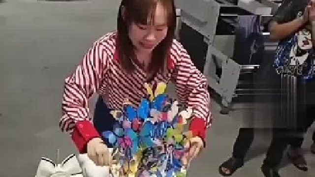 女子收到蝴蝶蛋糕...