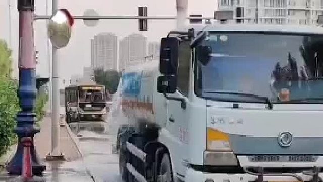 一洒水车已加满水20分钟没关阀门，水哗哗流淌，让人心疼。相关部门： 已移交主管部门处理