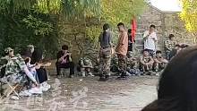 情侶教官軍訓(xùn)現(xiàn)場(chǎng)秀恩愛(ài)，網(wǎng)友：這放在整個(gè)軍訓(xùn)界都是相當(dāng)炸裂的。