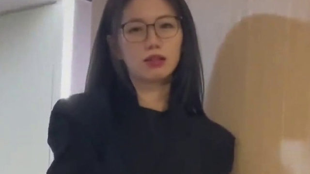 女生让老公帮忙选衣服，结果每一套穿起来都像老师，网友：她甚至耐心扮演完了所有科目的老师