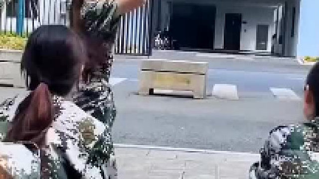 倒立一字马就算了，还是旋转的