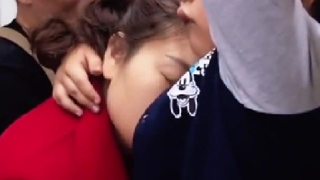 妈妈工作一天累得在地铁睡着了，儿子踮起脚尖拉扶手，让妈妈靠在自己肩上能多睡会。  有担当！