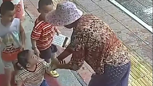 陌生女子强行抱起小女孩，哥哥警惕性拉满，大喊放下~~