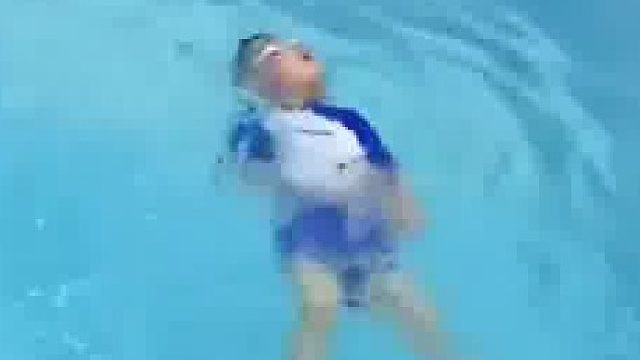 斥资1200元学自由泳4岁娃学跑偏变“花样游泳”妈妈：怀疑他是鲤鱼转世