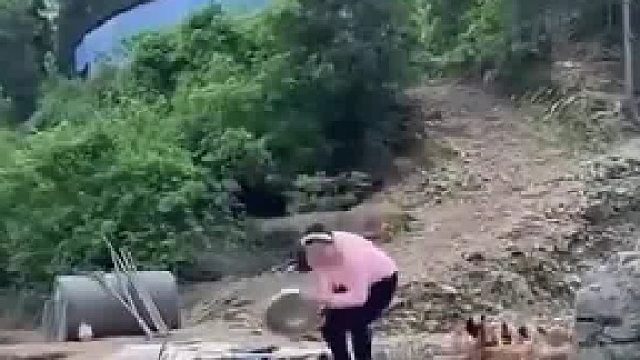 女子大喊开饭了后5秒，才明白她为何蹲着往回跑