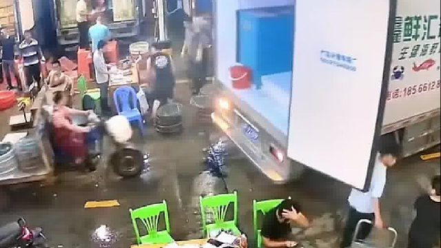 货车司机忘关后门，行驶途中磕到小伙脑袋！