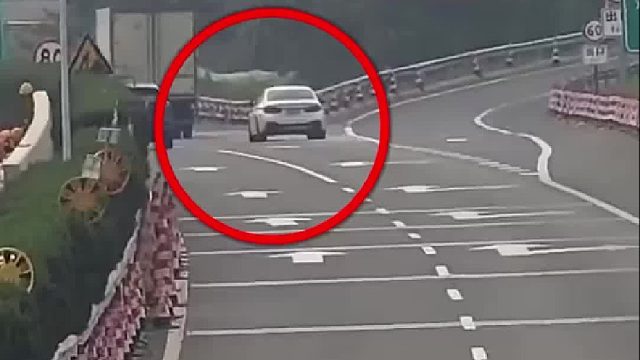 莫拿生命开玩笑，小车错过出口后倒车扣12分罚200！