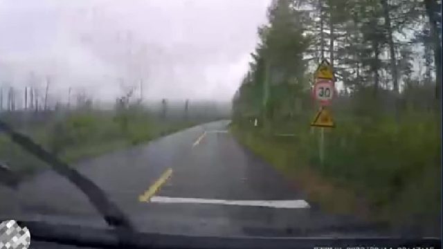 雨天路滑车速过快，车辆旋转后失控侧翻！