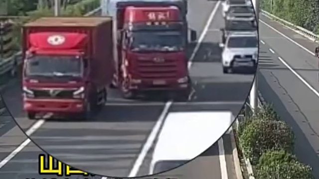 一辆货车停在路中，导致后方车辆通行不畅！