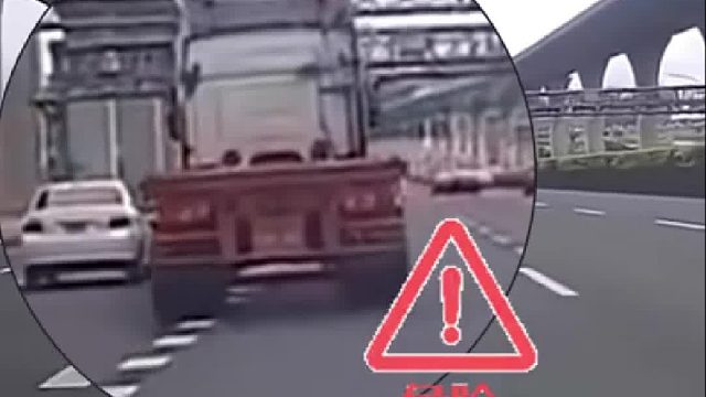 白车神反应迅速躲避两辆大车，网友：高手中的高手！