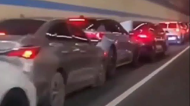 高速隧道内六车连环相撞，原来是头车”龟速“前进！