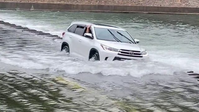 到网红打卡地打卡，顺手拍到个翻车现场，吓得我最后手机都没拿稳…