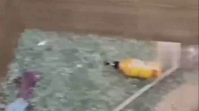 女子洗完澡浴室玻璃门突然炸裂 ，女子全身多处受伤，缝了14针。当事人：很后怕！看到玻璃门都很害怕。