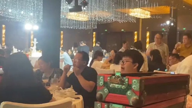 婚礼结束后放“猫和老鼠”，全体宾客看得津津有味