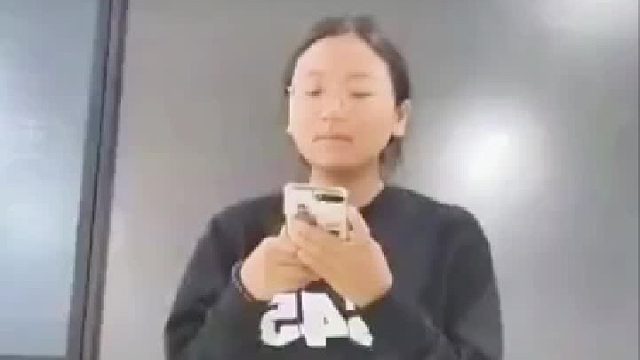 女生才艺表演到一半发现歌曲高潮部分需要VIP，网友：可以了，就这一段已经才艺拉满了