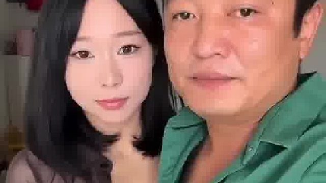 02年的女生拍下自己83年的男友“两个人分开就很想对方