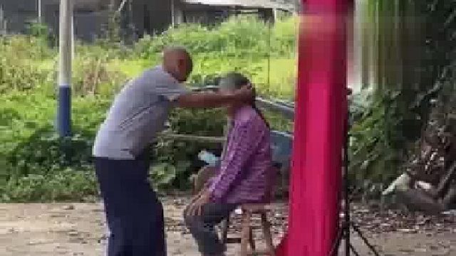 博主为全村的老人拍了组特别的照片....