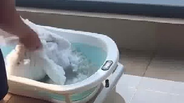 女儿开学学校给发的小被子，爸爸非要洗一洗才放心