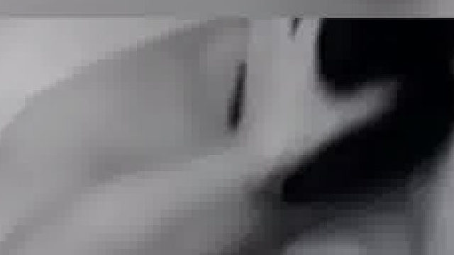 粗心爸爸睡梦中把孩子当成“枕头”？！妈妈一秒神反应！