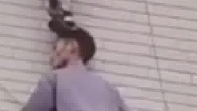 “托举哥”用手和头托救被卡防盗窗的孩子