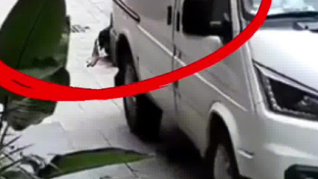 店主喝奶茶玩手机时“分心”吼停货车救下瘫痪奶奶，网友：一声吼 拯救了两个家庭