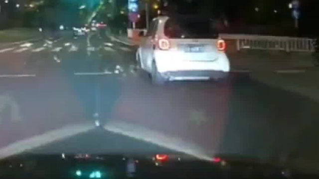 摩托车路口加速行驶差点撞上白车，下个路口右转道直行闯红灯被撞飞