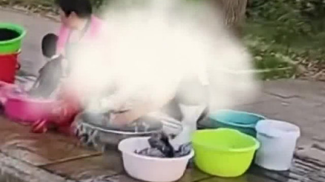两大妈路边用消防水洗衣服，水不断流出，路人看不下去前来劝阻
