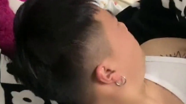 爸爸睡觉把宝宝的被子抢走，妈妈回来一巴掌把他打醒