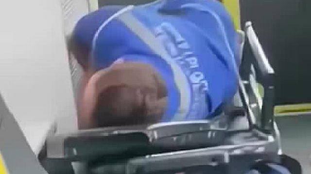 救护车太颠簸病人在救护车上反复弹起病人:医生 我还能撑到医院吗