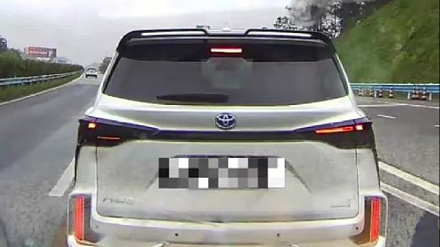 司机错过高速路口变道停车，后车躲闪不及酿事故！