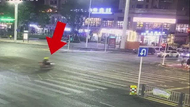 摩托车驾驶人横穿马路被直行小车直接撞飞！