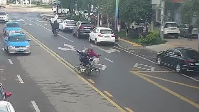 电动车与自行车相撞倒地，网友：谁的责任？