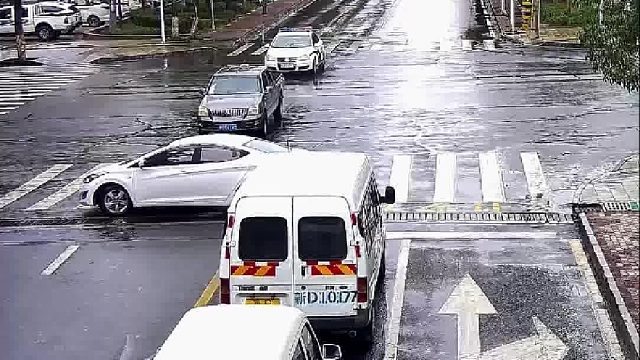 白色小车在斑马线上反复倒车是属于违规行为！