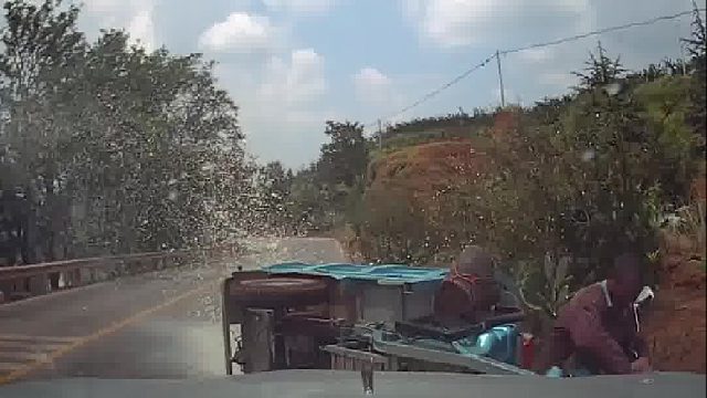 三轮车驾驶员横穿马路结果被小车撞翻在地！