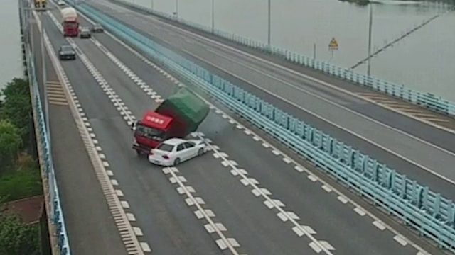 小车挤“夹缝”遭货车压顶！