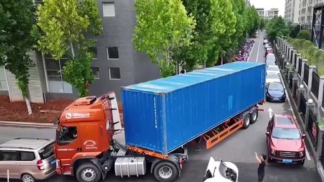 挂车司机在狭窄路口转弯，使用的杀手锏技术太牛了，这技术100分