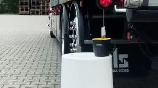 来，我表演个大卡车泡茶……