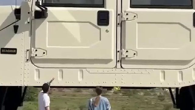 好大的悍马车，百公里一箱油？