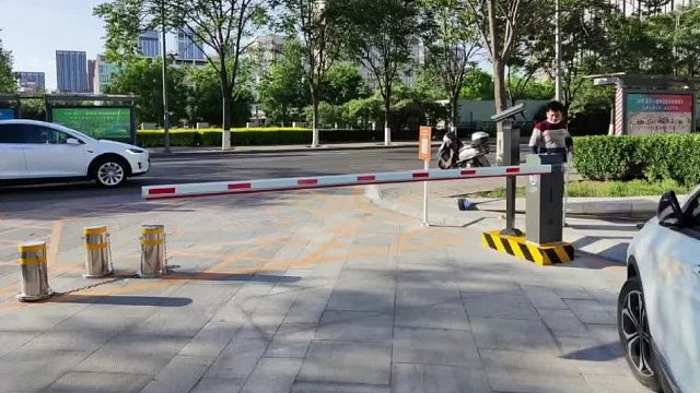 弱电施工现场实拍 停车场收费管理系统安装