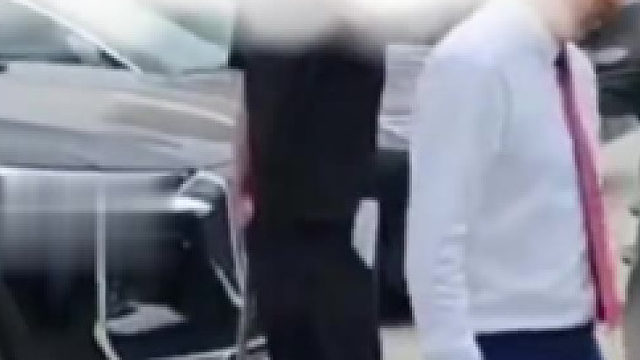 新车一年半内维修13次，车主持铁锤愤怒砸车。4S店：确有此事