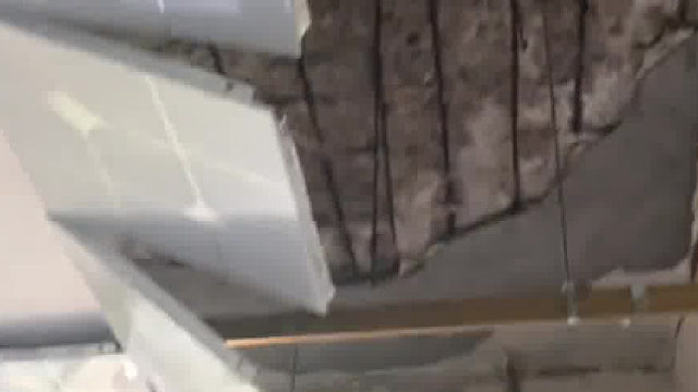 居民家中房顶水泥块突然掉落！